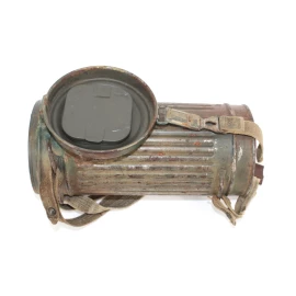 Masque anti-gaz Wehrmacht dans son boitier camouflé trois tons 1944