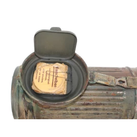 Masque anti-gaz Wehrmacht dans son boitier camouflé trois tons 1944